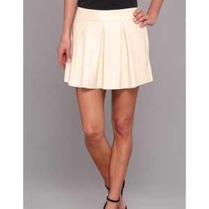 Pleated mini skirt with pockets!